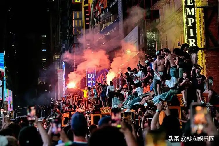 纽约双线狂欢：世界杯热潮未褪，百万球迷为尼克斯夺冠游行沸腾